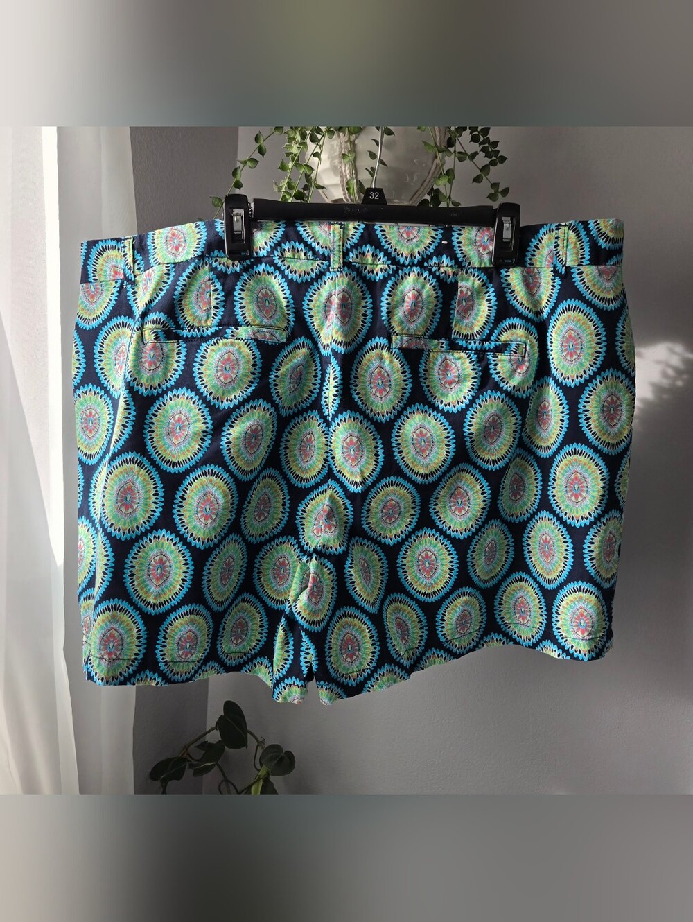 Crown & Ivy Medallion Print Chino Shorts Plus Size 24W Multicolor Flat Front - Picture 2 of 3